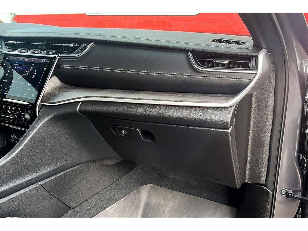 Used 2025 Jeep Grand Cherokee L Limited w/ Luxury Tech Group II image 17