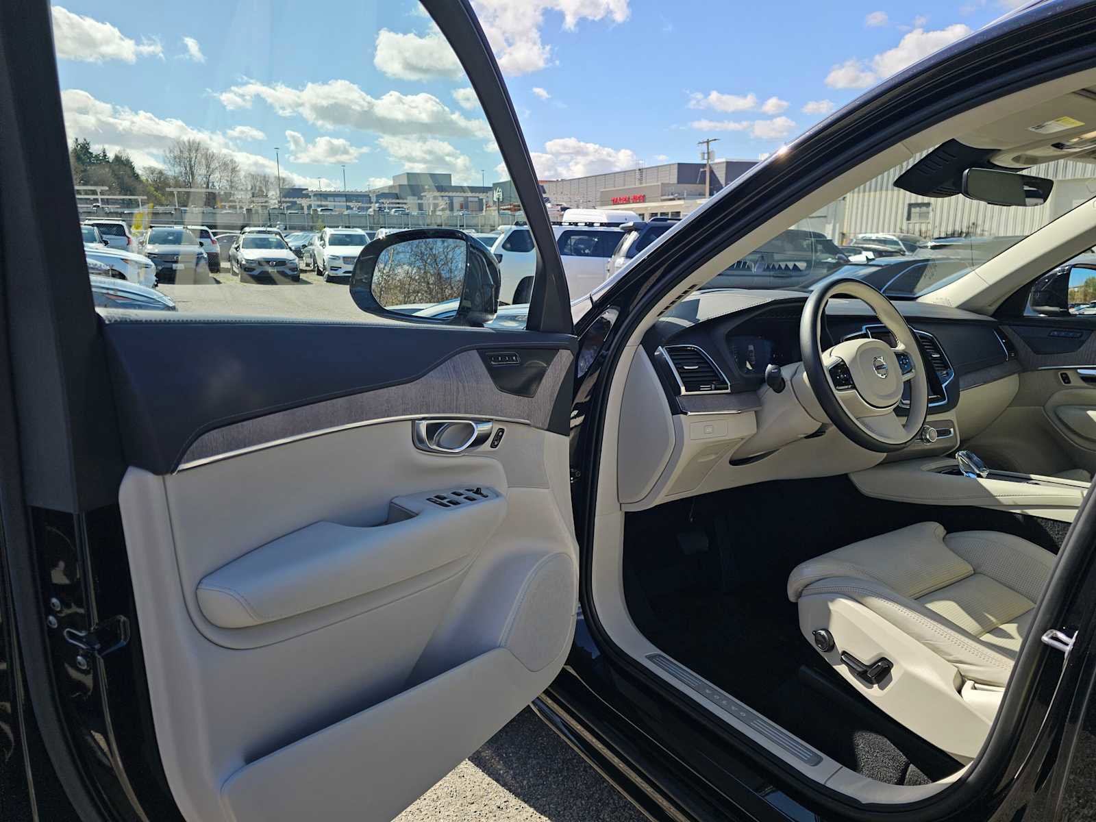 Certified 2023 Volvo XC90 B6 Ultimate w/ Protection Package Premier image 22