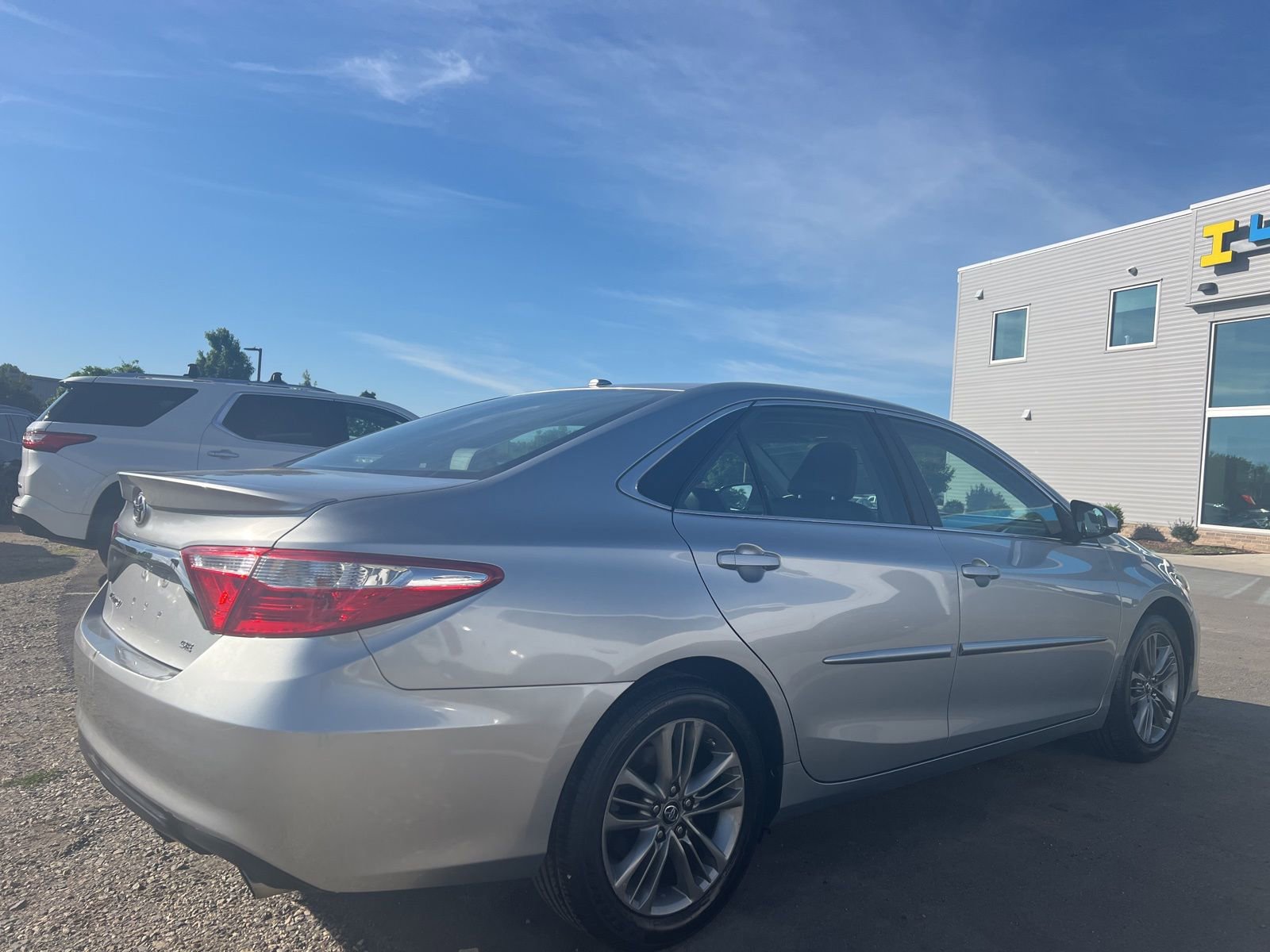 Used 2016 Toyota Camry SE w/ Moonroof Package image 9