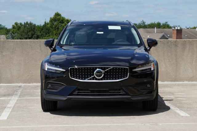 New 2026 Volvo V60 B5 Cross Country Plus w/ Climate Package image 2