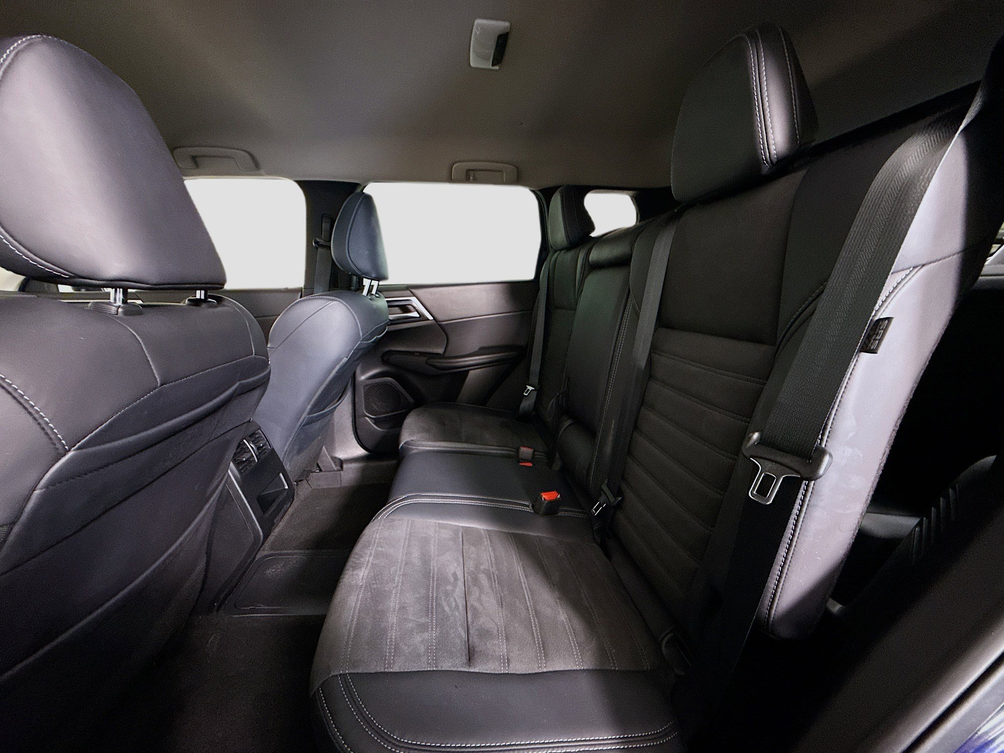 Used 2023 Mitsubishi Outlander SE image 25