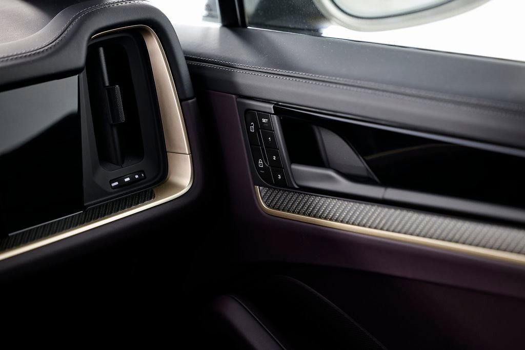 Certified 2025 Porsche Cayenne AWD/4WD image 32