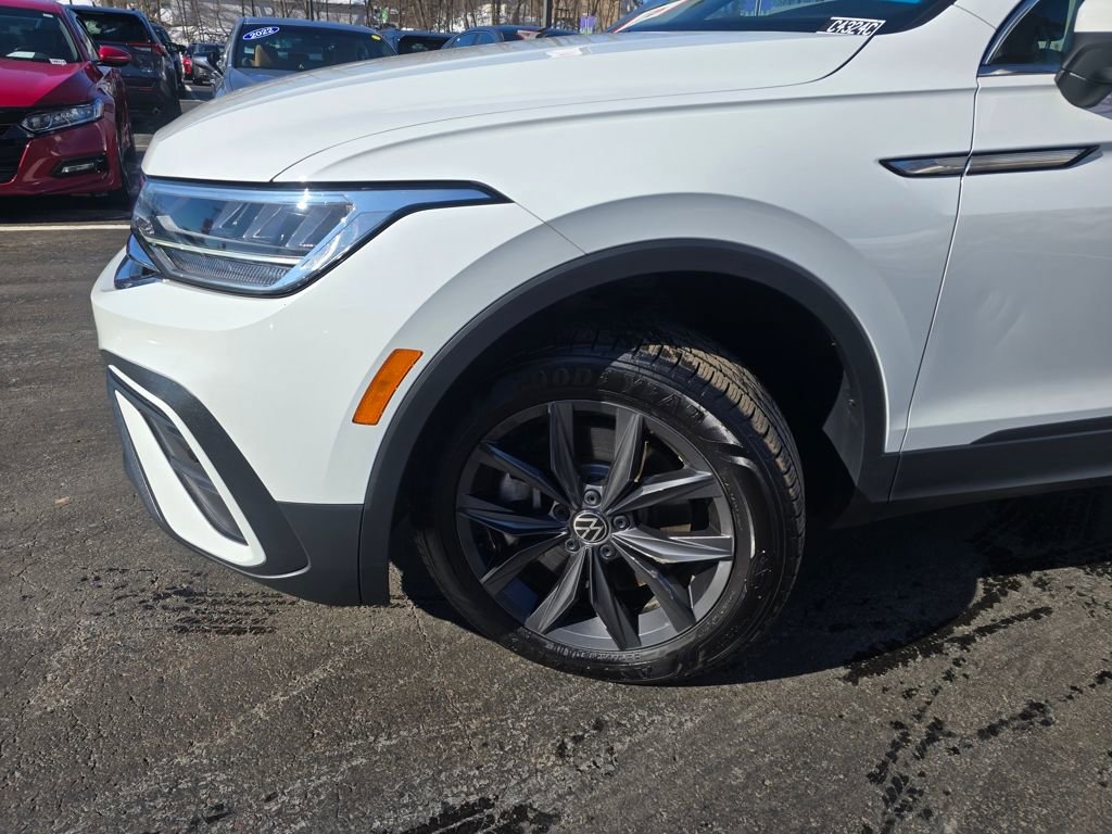 Used 2024 Volkswagen Tiguan SE AWD/4WD image 2