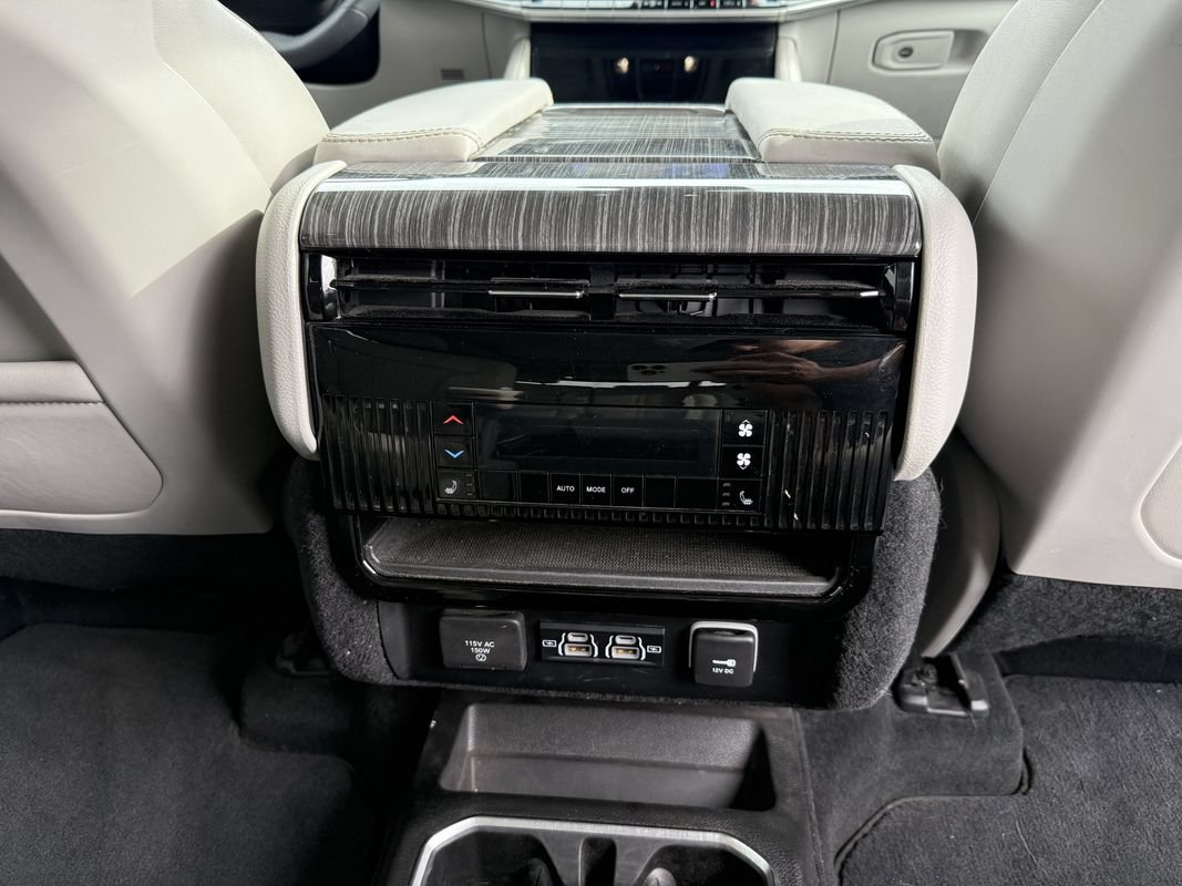 Used 2022 Jeep Wagoneer Series III w/ Premium Group I AWD/4WD image 25
