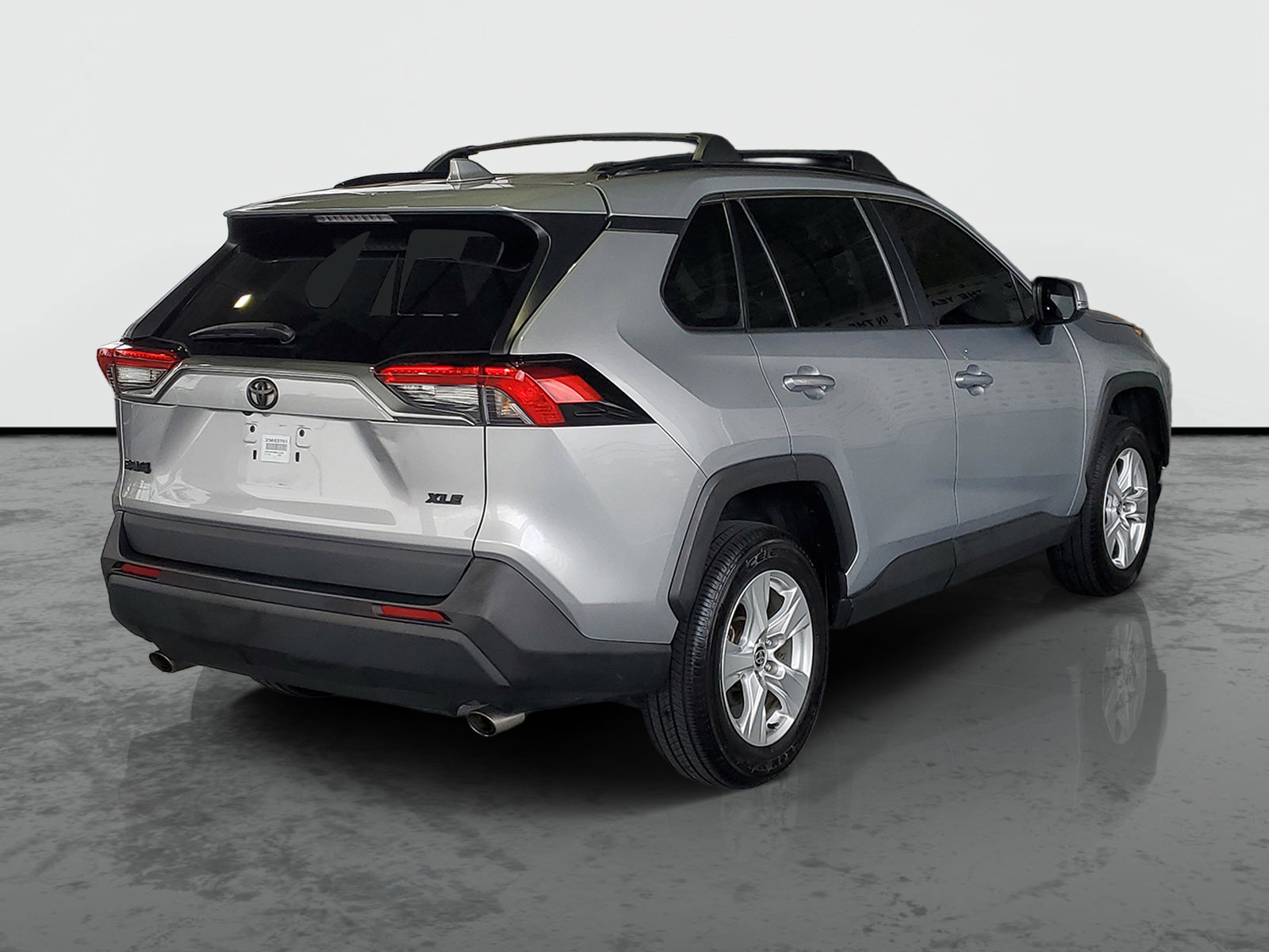 Used 2021 Toyota RAV4 XLE FWD image 2