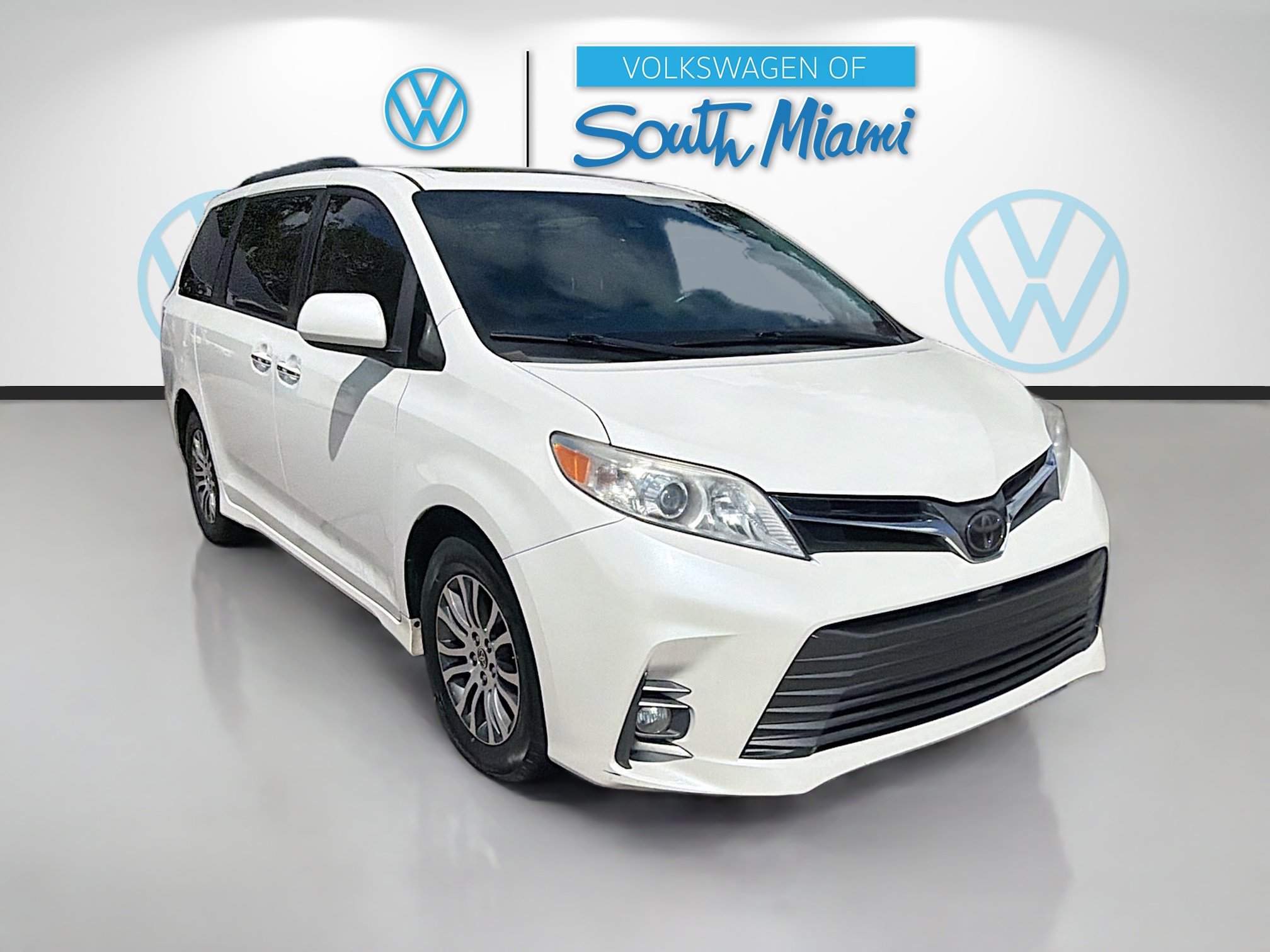 Used 2020 Toyota Sienna XLE image 1