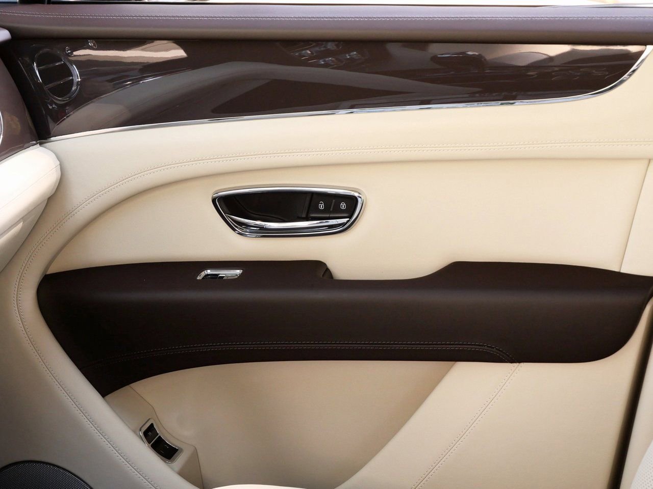 Used 2025 Bentley Bentayga Extended Wheelbase image 11