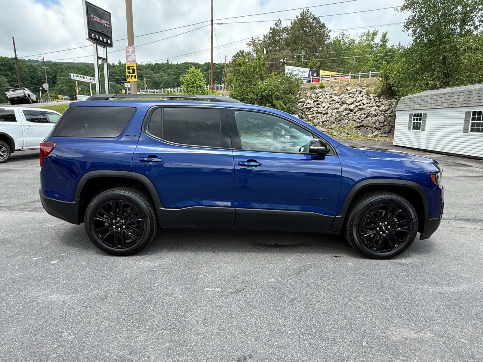 Certified 2023 GMC Acadia SLE w/ Driver Convenience Package AWD/4WD image 6
