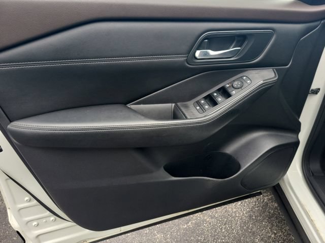 Used 2023 Nissan Rogue SV w/ SV Premium B Package FWD image 15