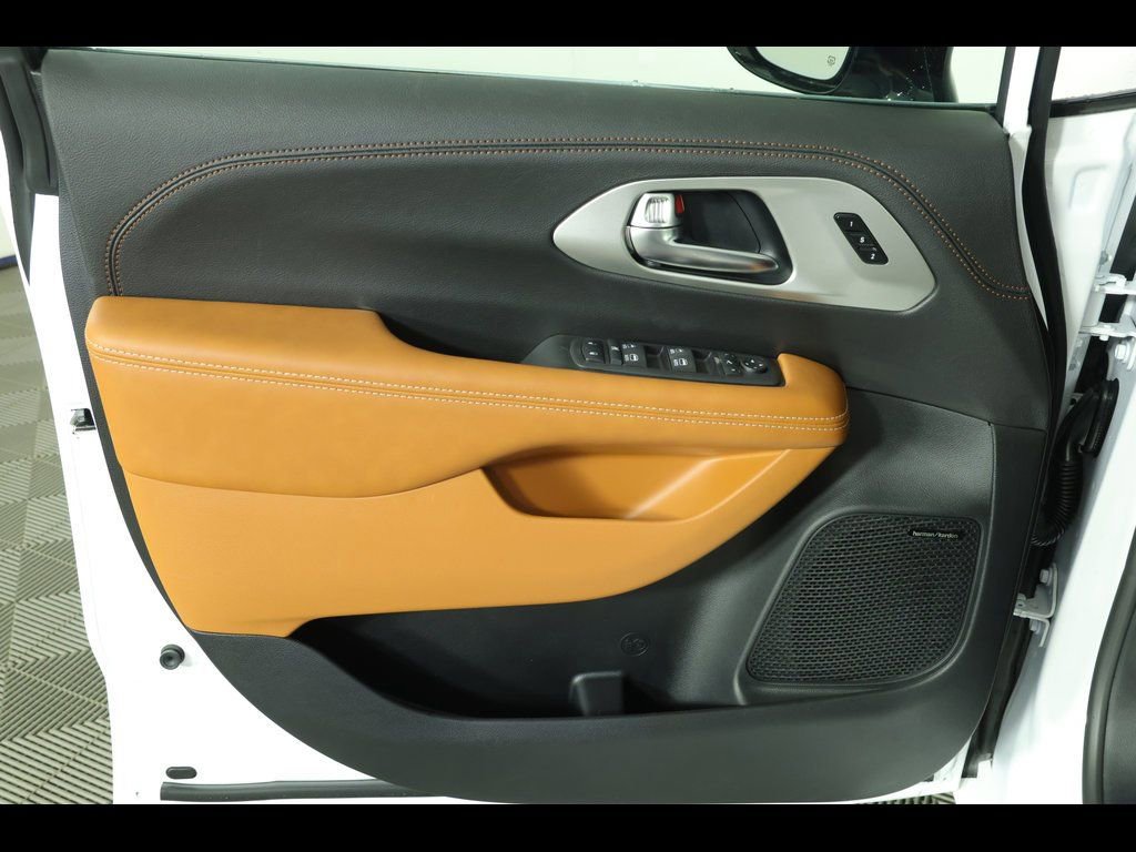 New 2026 Chrysler Pacifica Pinnacle image 28