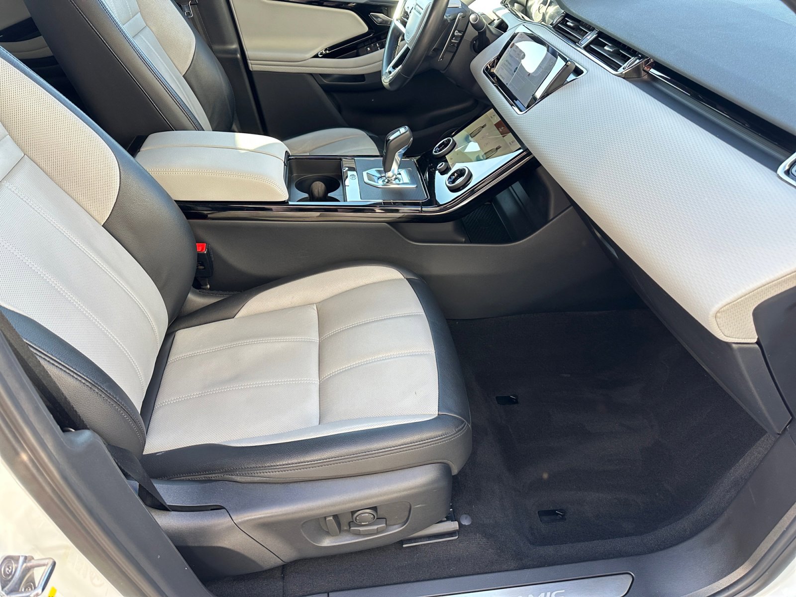 Used 2023 Land Rover Range Rover Evoque R-Dynamic S image 32