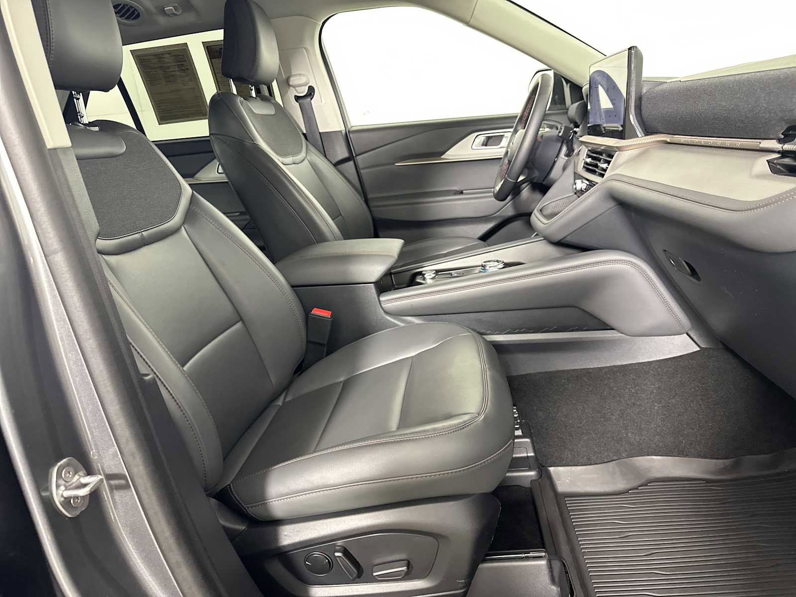 Used 2025 Ford Explorer Active w/ Active Comfort Package RWD image 27