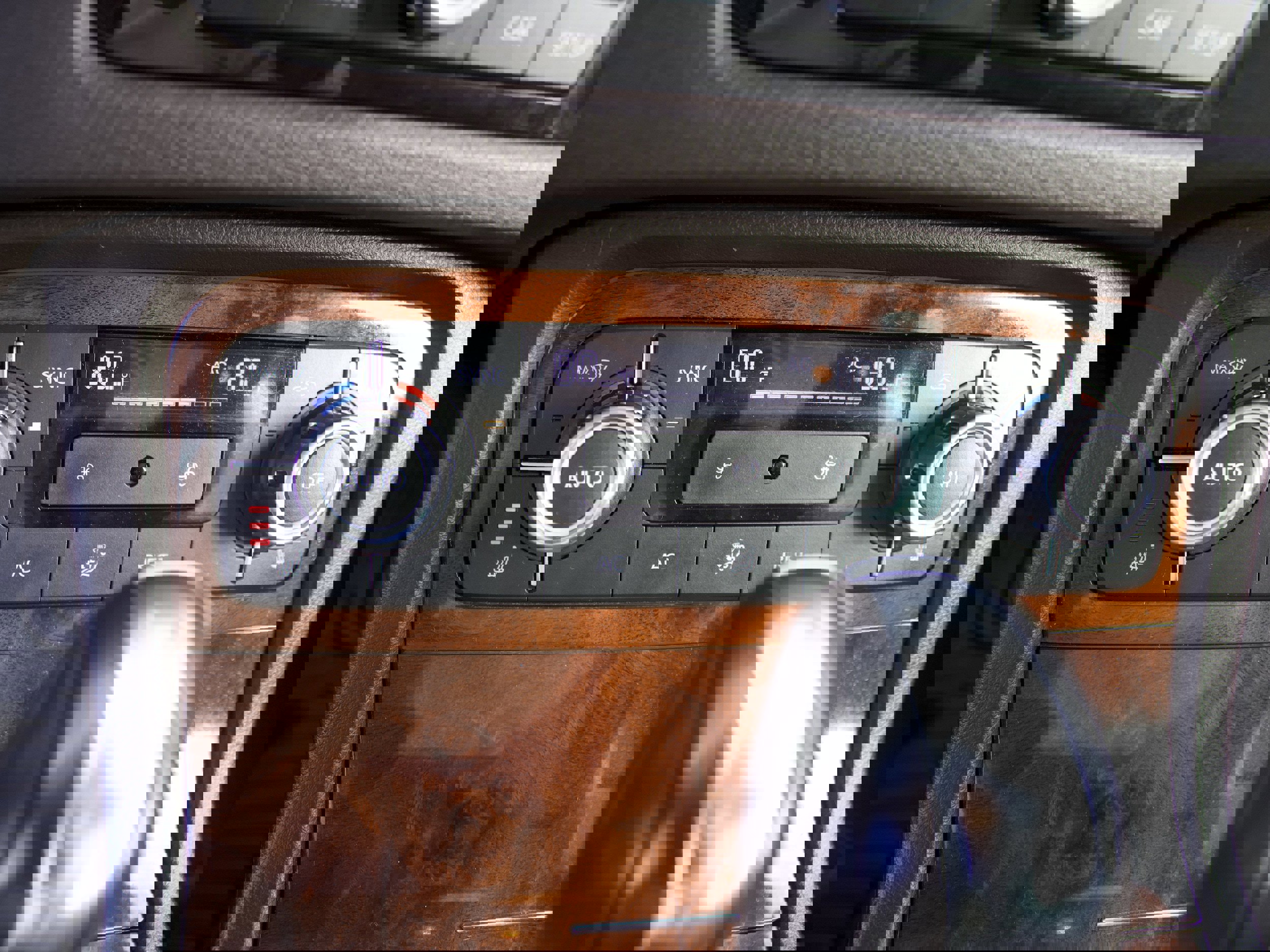 Used 2013 Volkswagen Touareg Executive image 23