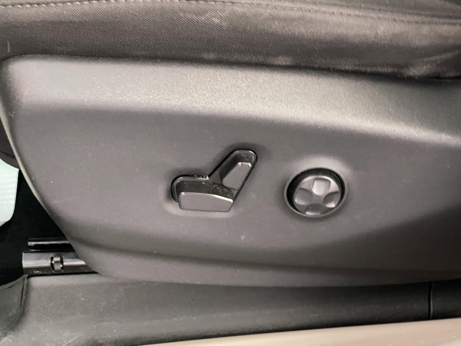 Used 2022 Chrysler Voyager LX image 22