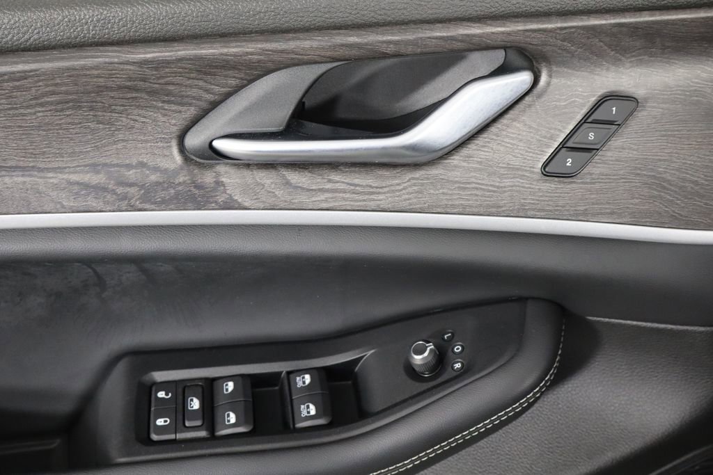 Used 2023 Jeep Grand Cherokee L Limited w/ Black Appearance Package image 23