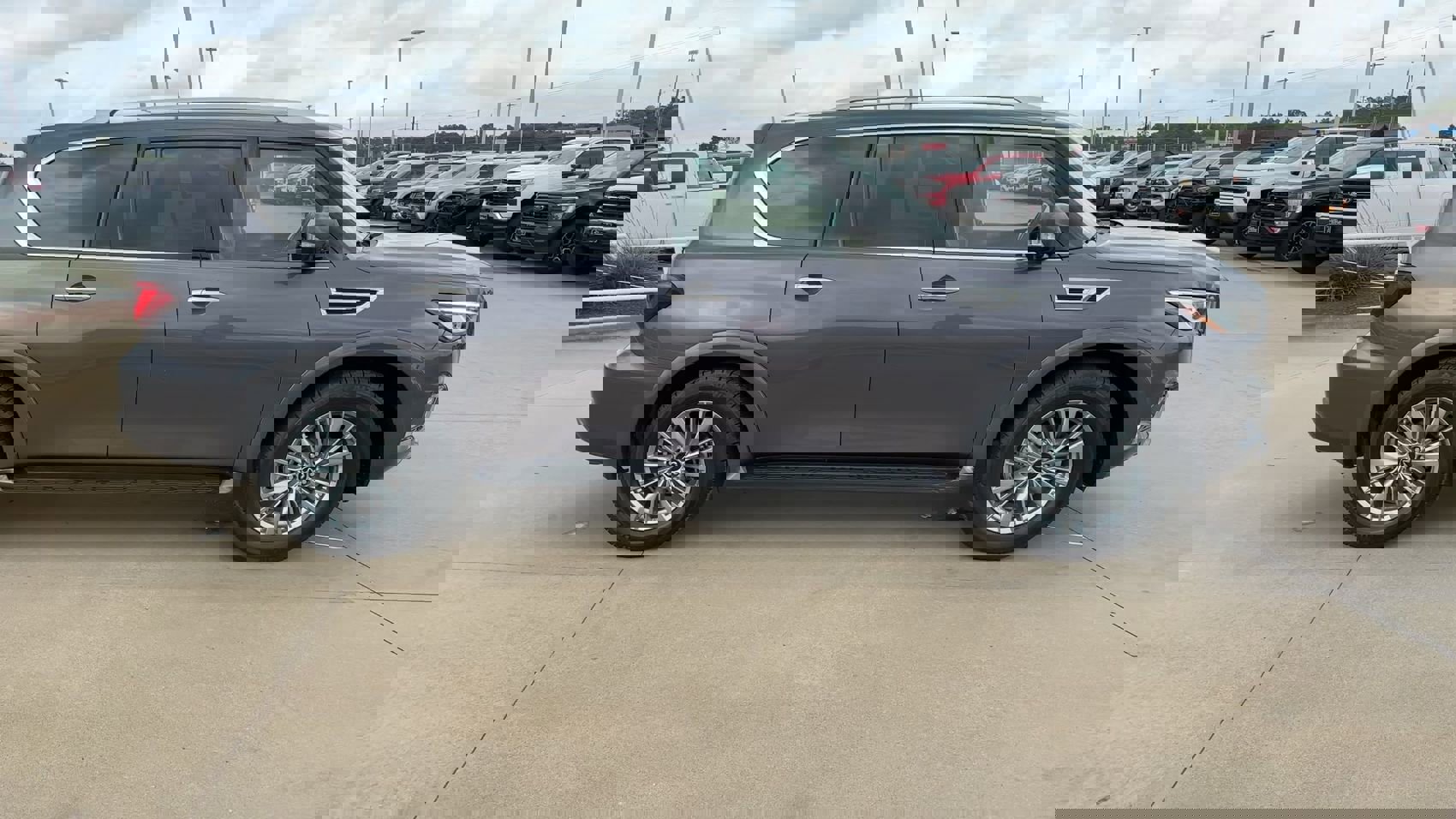 Used 2024 INFINITI QX80 Luxe image 2