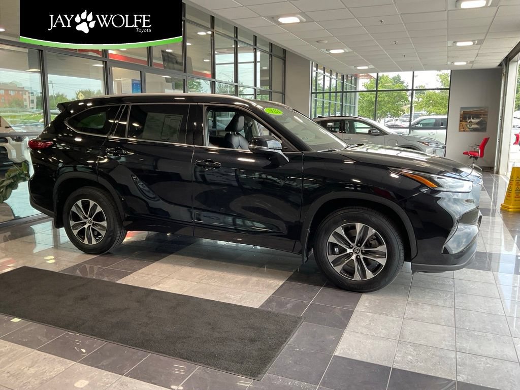 Used 2022 Toyota Highlander XLE AWD/4WD image 1