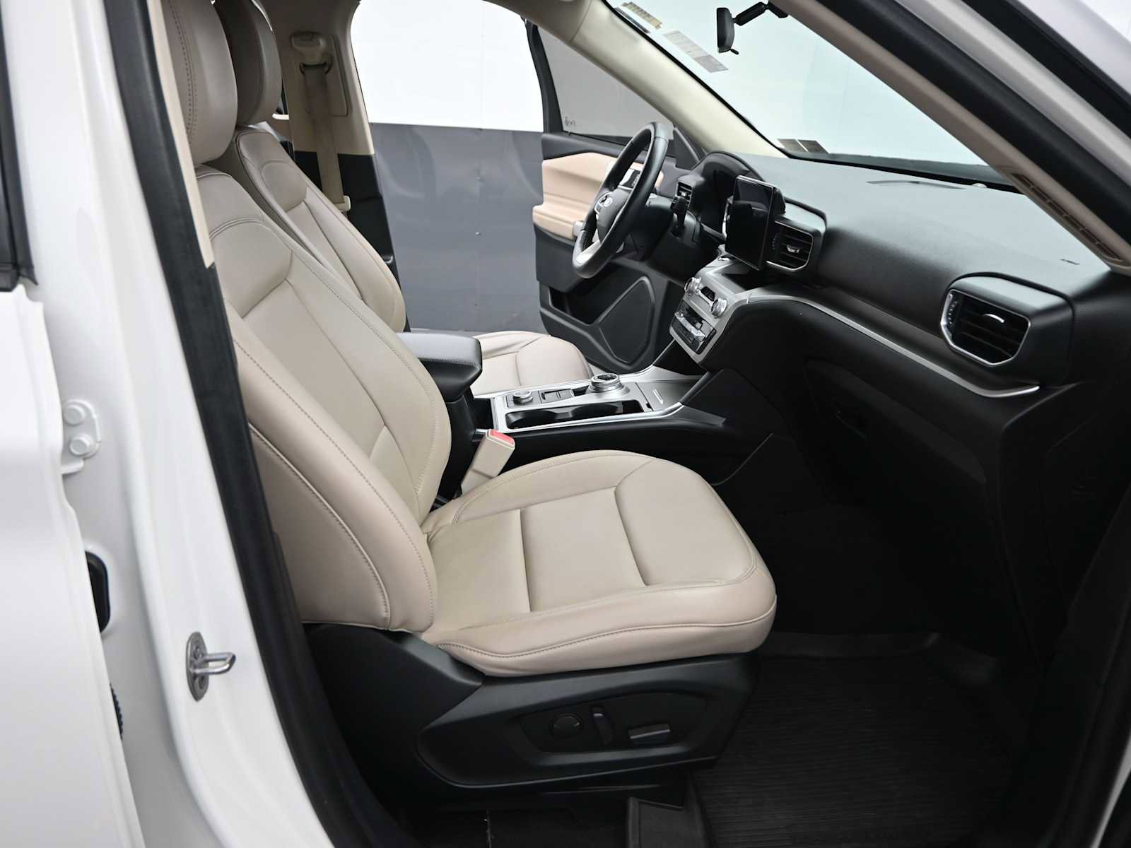 Used 2022 Ford Explorer XLT w/ Equipment Group 202A image 20