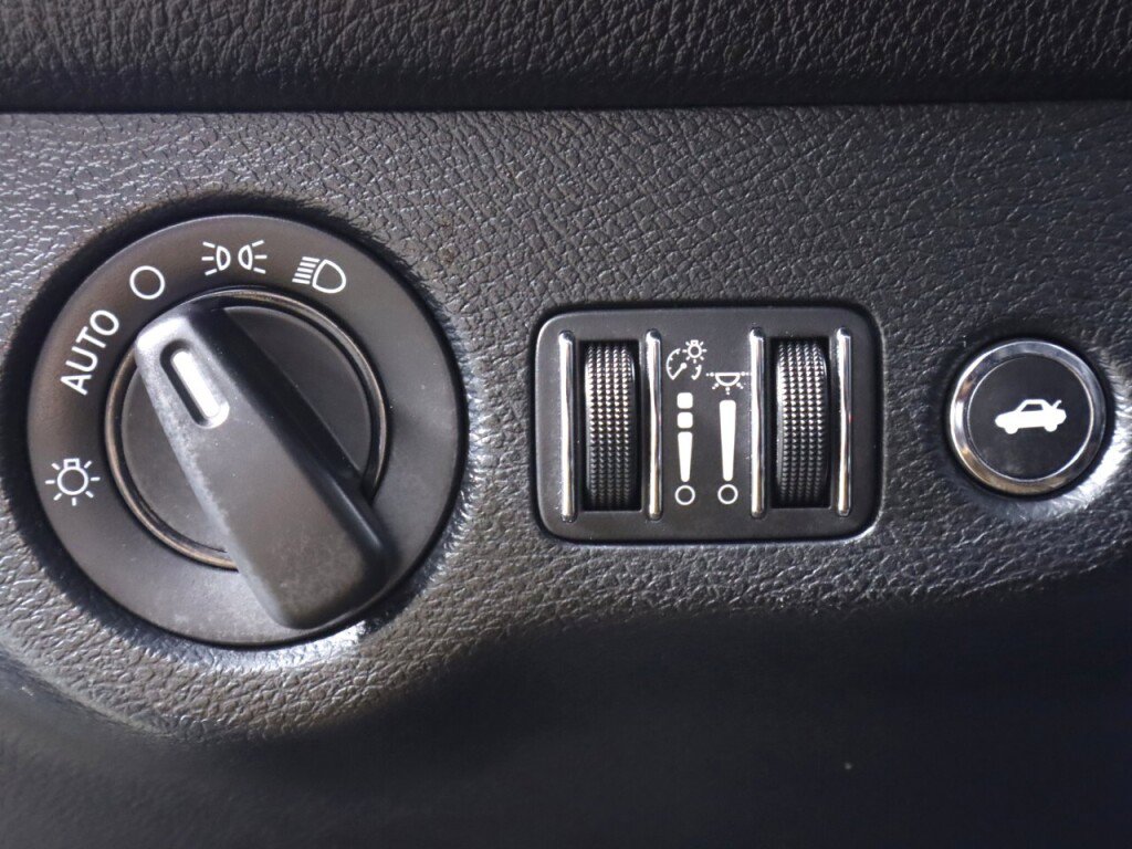 Used 2018 Dodge Challenger SXT image 10