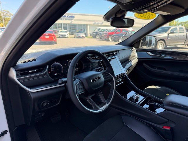 Used 2023 Jeep Grand Cherokee Altitude AWD/4WD image 6