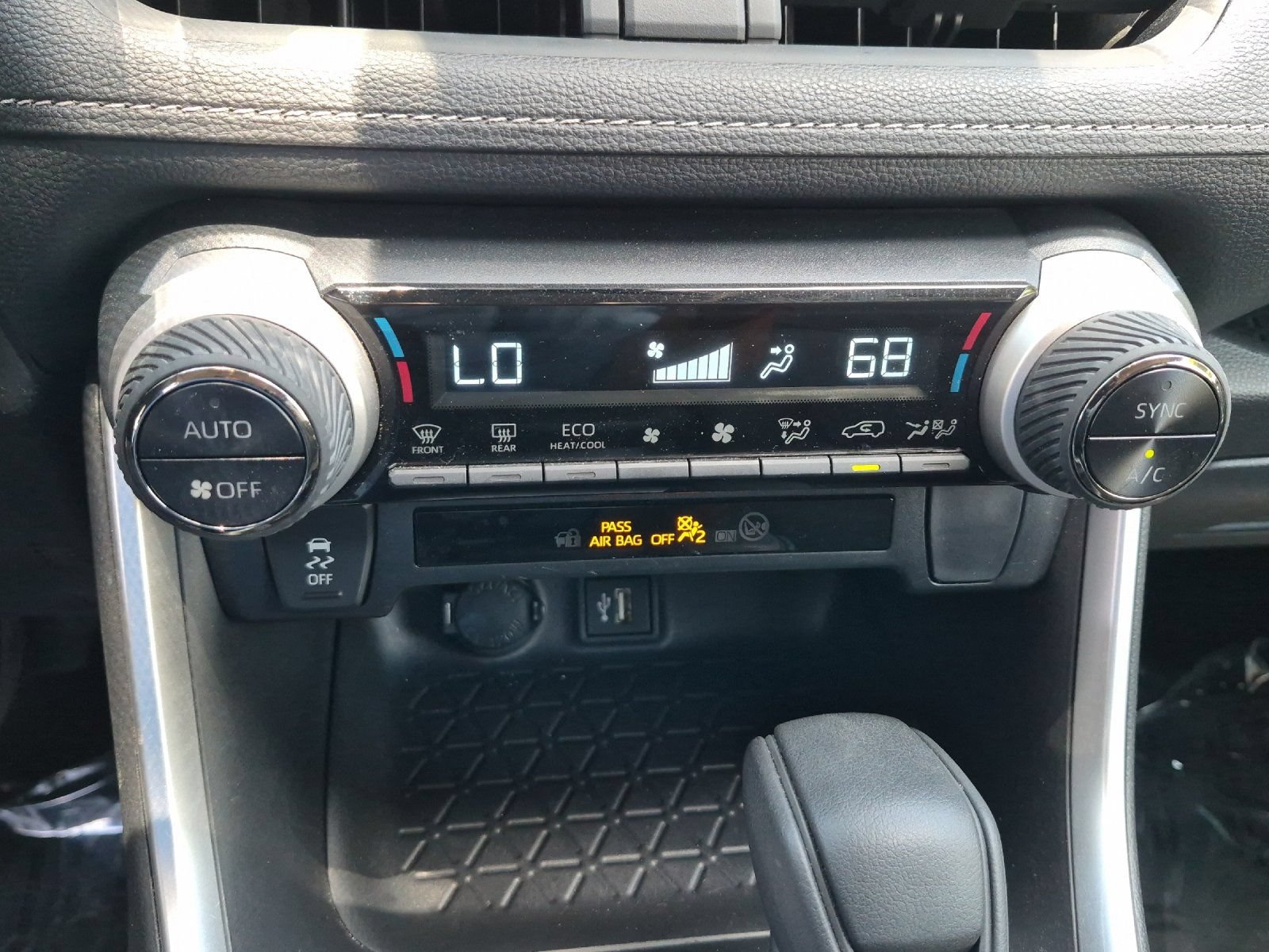 Used 2025 Toyota RAV4 XLE AWD/4WD image 18