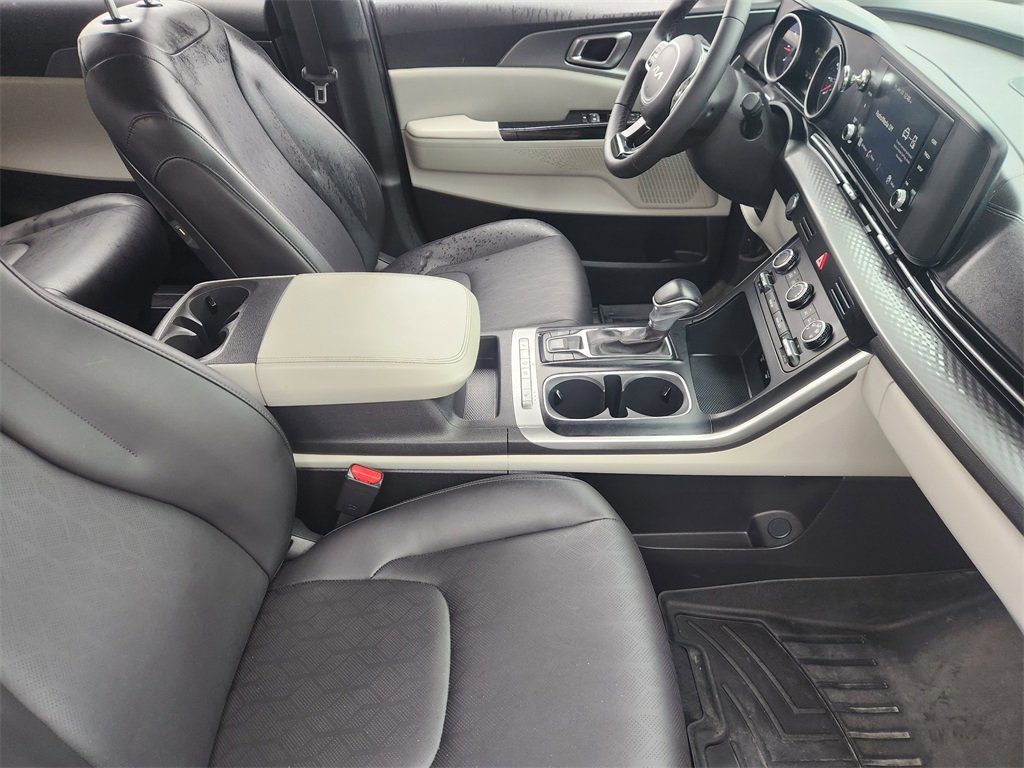 Used 2022 Kia Carnival LX image 10