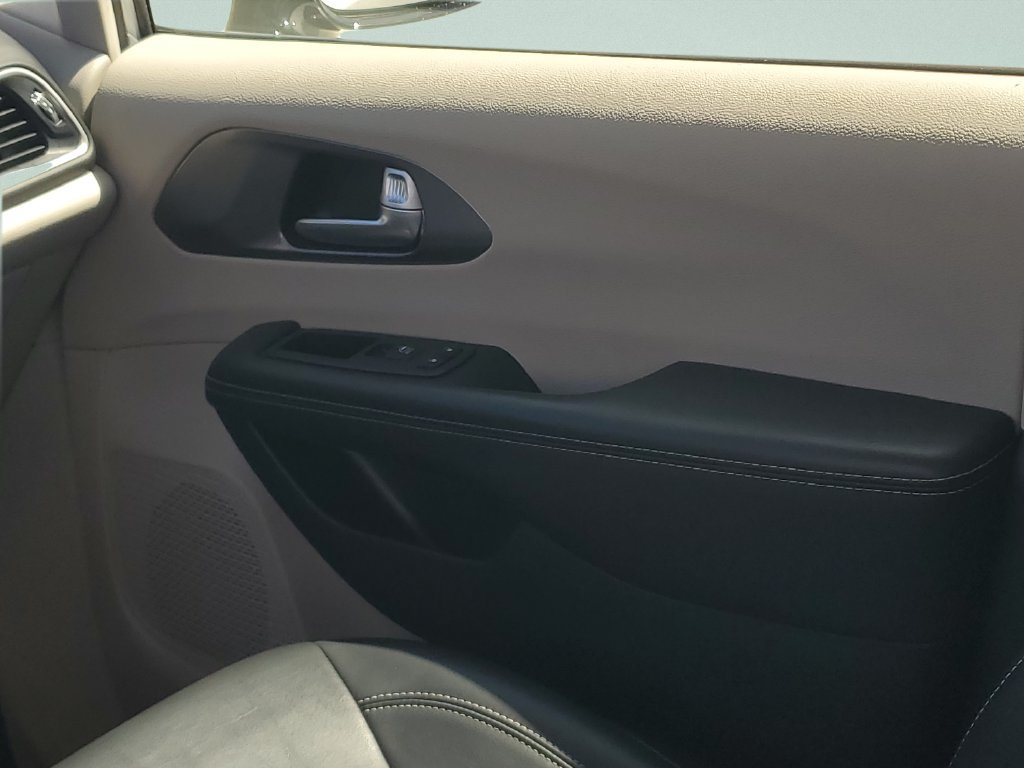 Used 2024 Chrysler Pacifica Touring-L FWD image 13