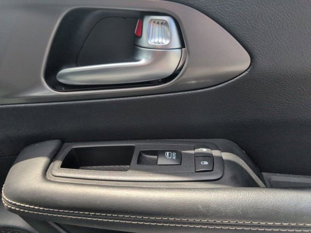 Used 2025 Chrysler Pacifica Select image 36