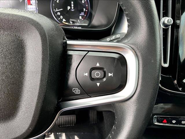 Used 2021 Volvo XC40 T4 Momentum w/ Premium Package image 21