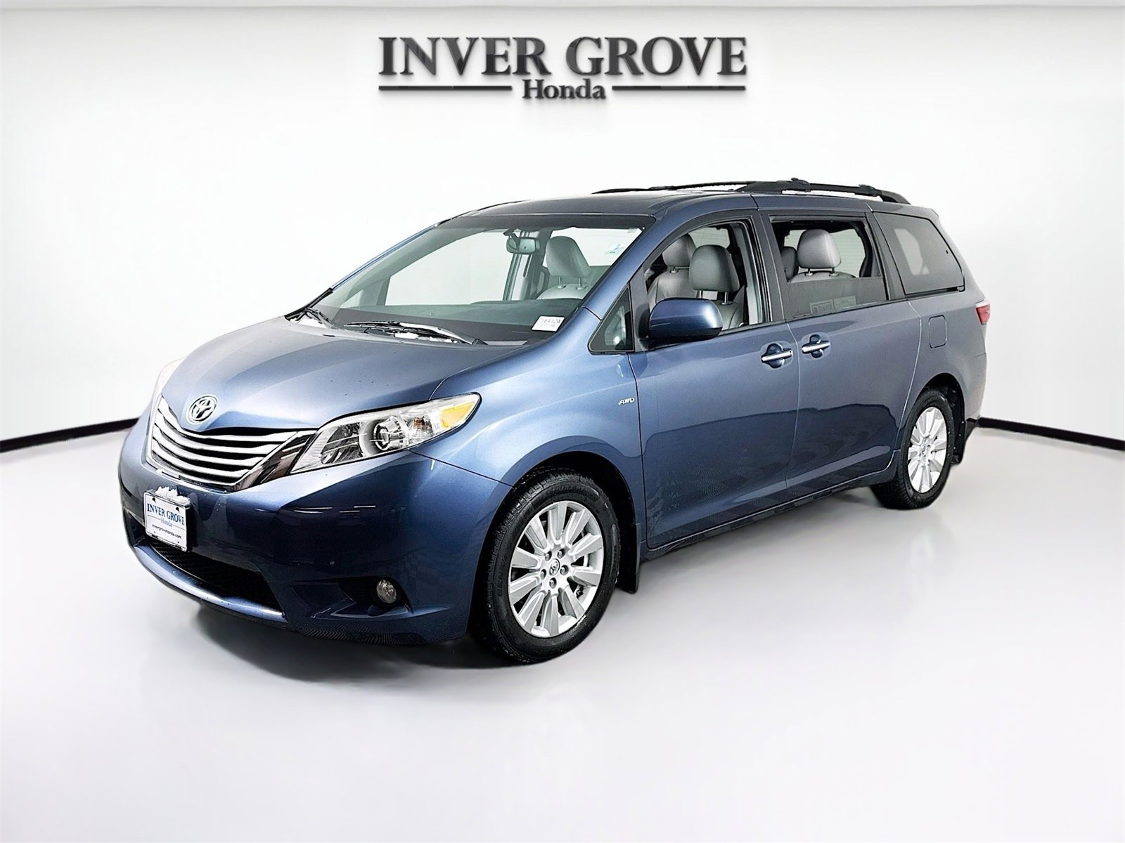 Used 2017 Toyota Sienna XLE image 1