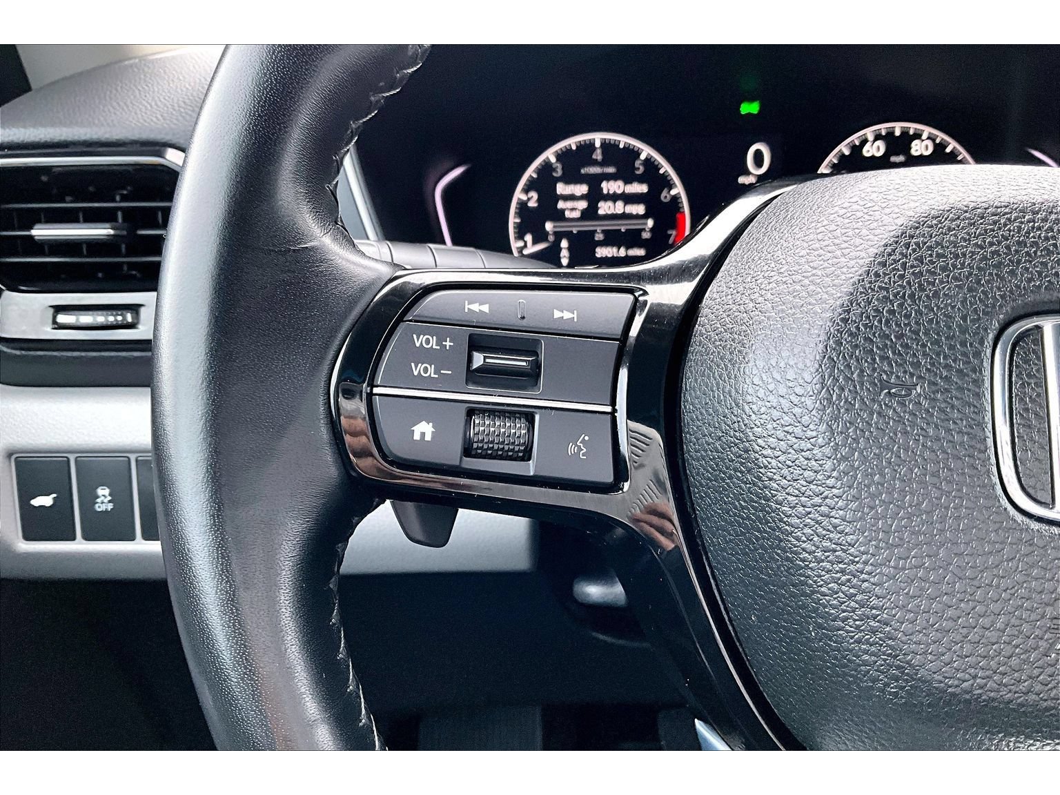 Used 2025 Honda Pilot EX-L image 11