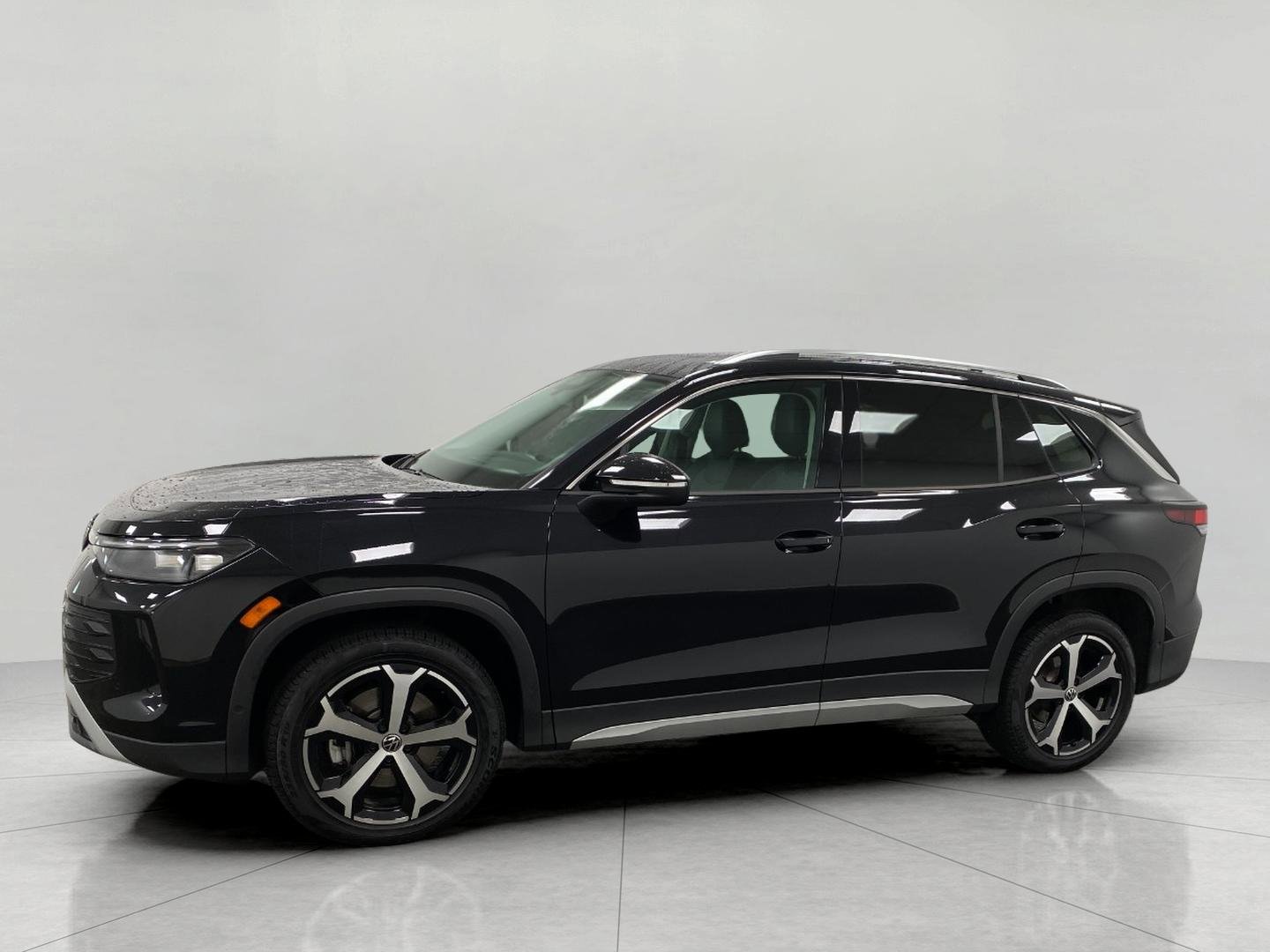 Certified 2025 Volkswagen Tiguan SE image 8