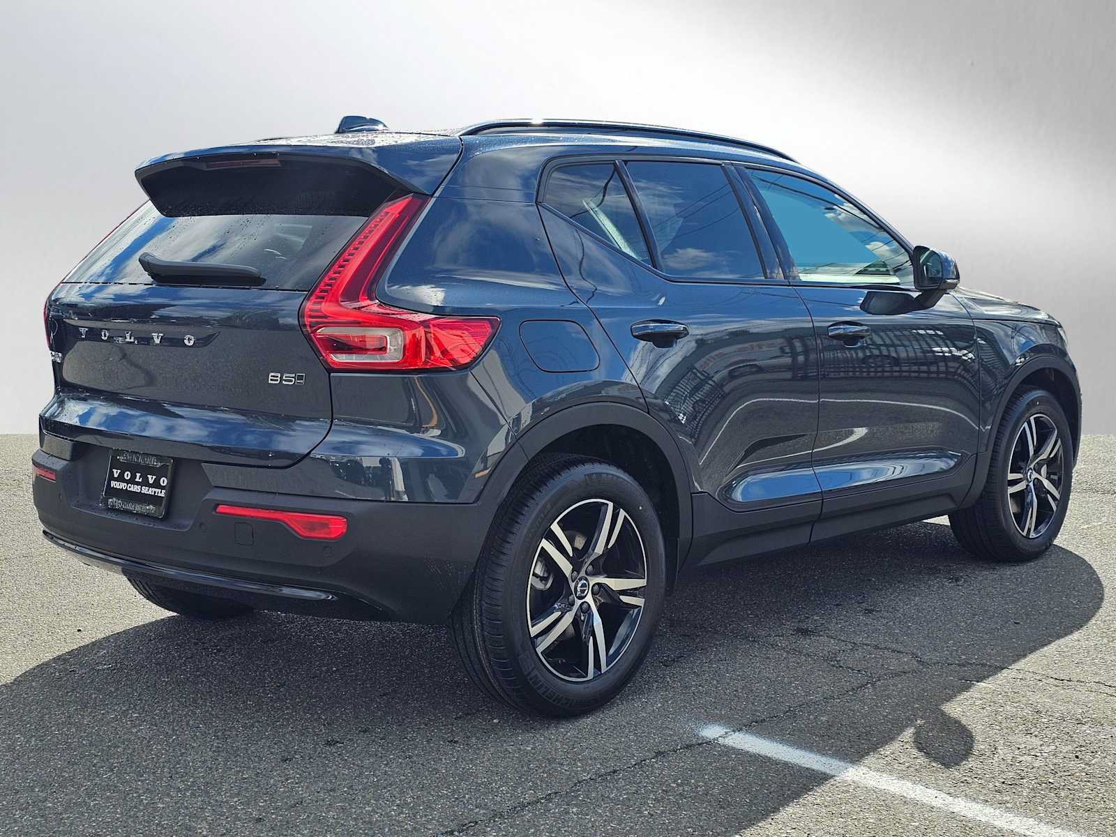 New 2026 Volvo XC40 B5 Core w/ Climate Package AWD/4WD image 3