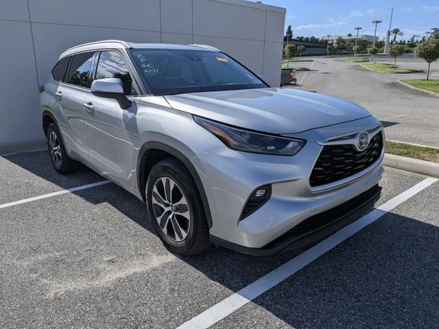 Used 2022 Toyota Highlander XLE FWD image 1
