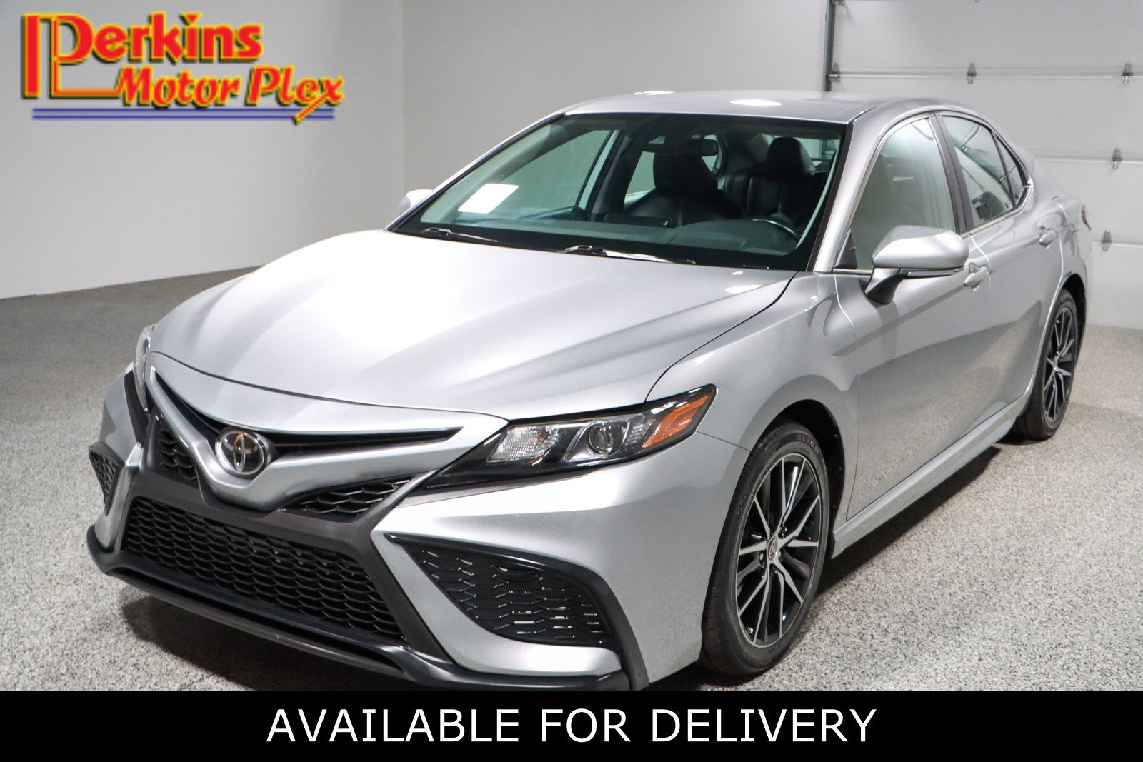Used 2024 Toyota Camry SE image 1