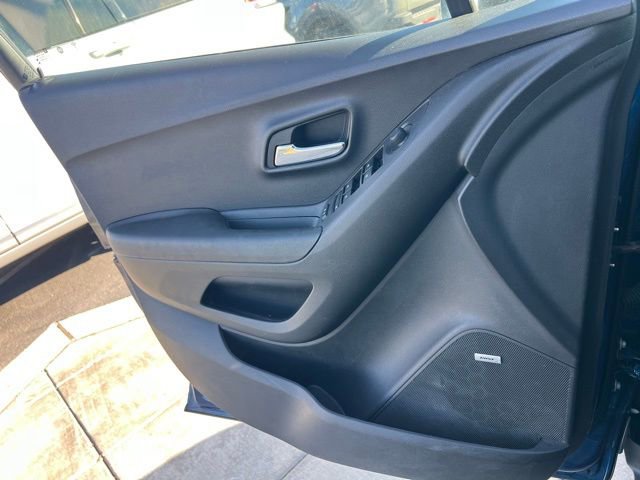Used 2019 Chevrolet Trax LT w/ Sun & Sound Package image 16