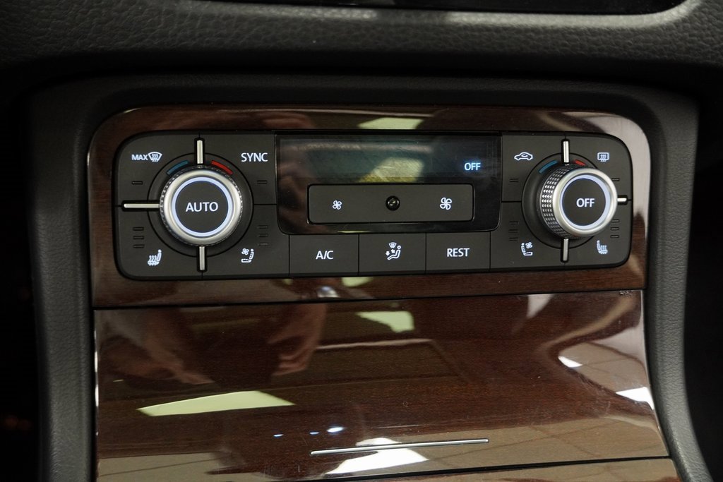 Used 2016 Volkswagen Touareg VR6 image 33