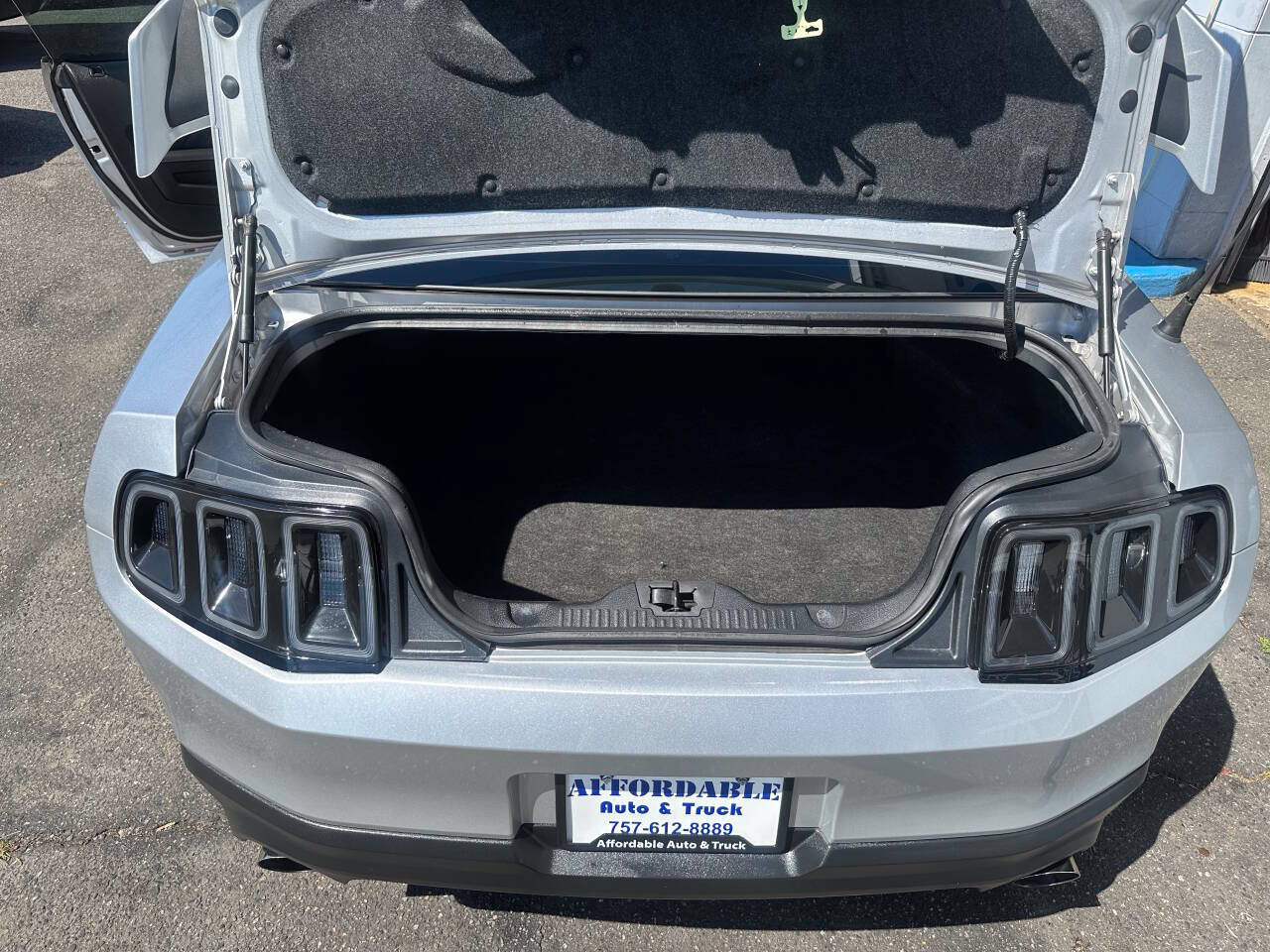 Used 2012 Ford Mustang GT Premium w/ HID Headlamps & Security Pkg RWD image 16