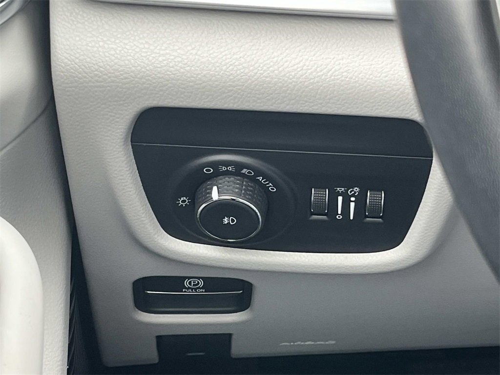 Used 2022 Jeep Grand Cherokee Overland w/ Luxury Tech Group IV image 29