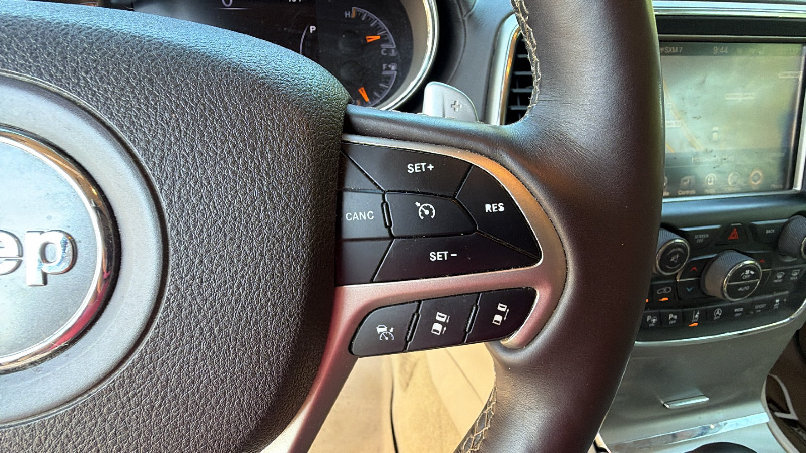 Used 2017 Jeep Grand Cherokee Overland w/ Jeep Active Safety Group AWD/4WD image 28