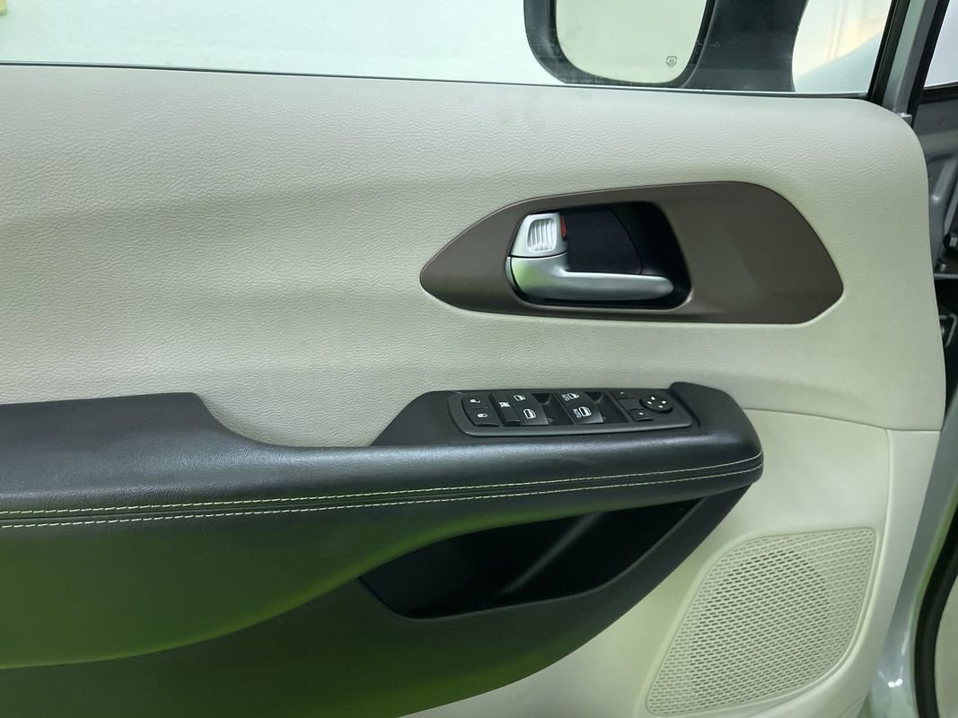 Used 2021 Chrysler Voyager Lxi image 15