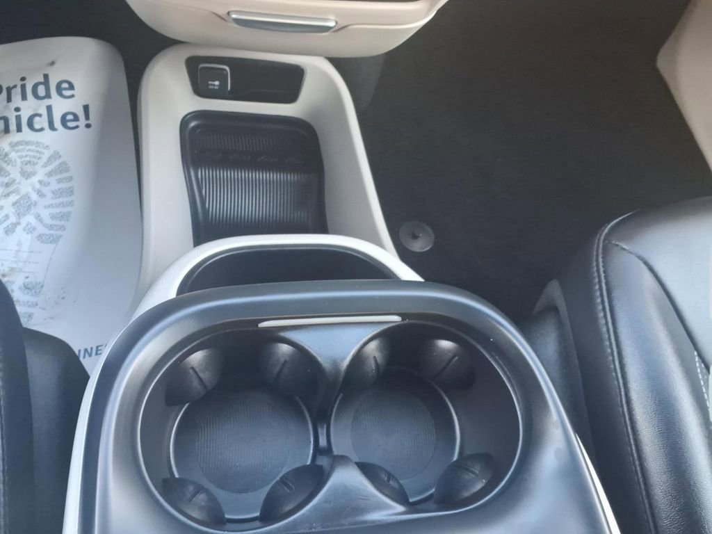 Used 2024 Chrysler Pacifica Touring-L image 21