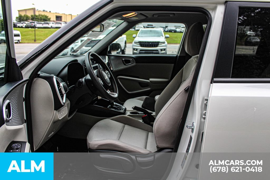 Used 2025 Kia Soul LX w/ LX Technology Package FWD image 17
