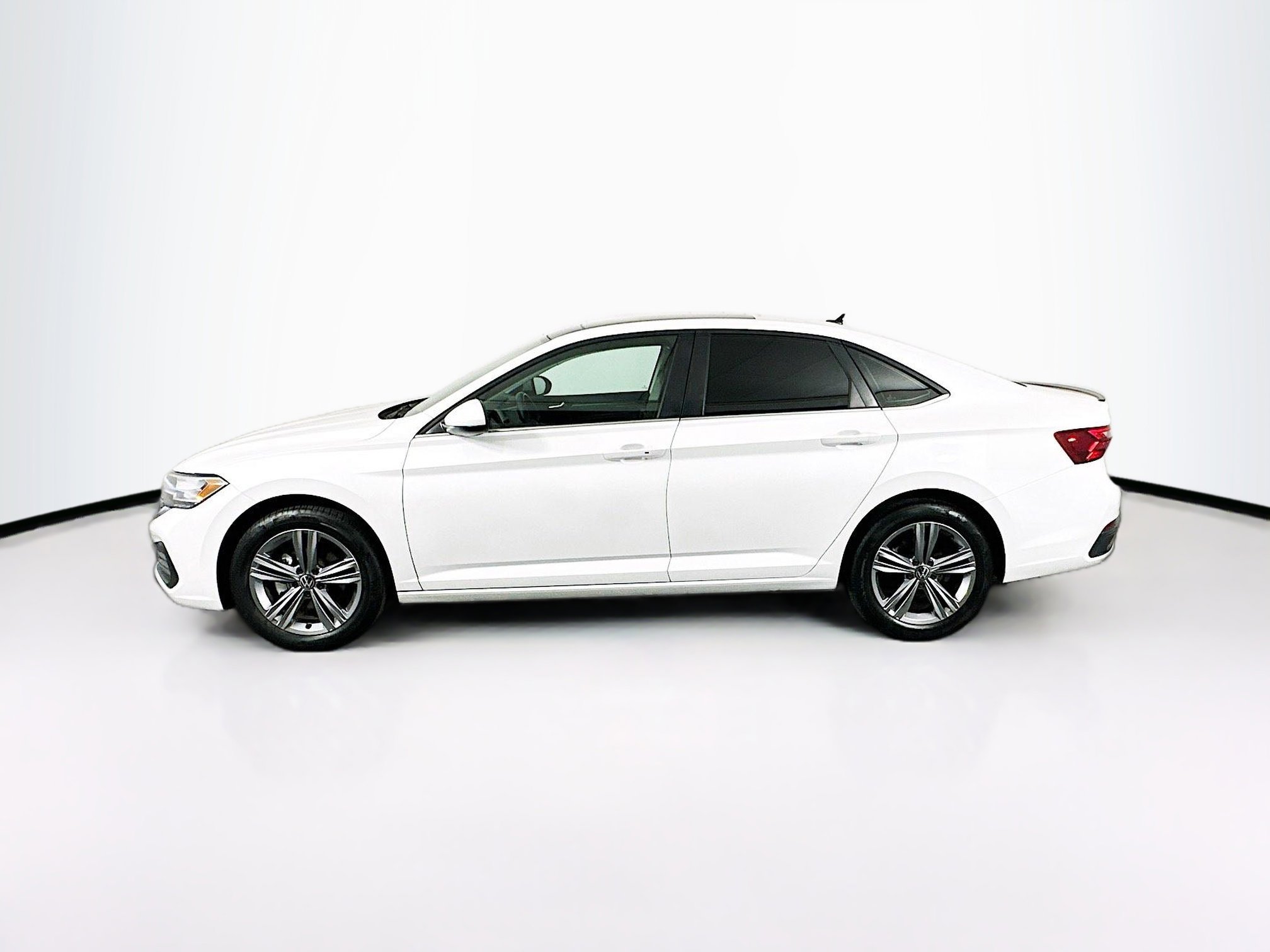 Used 2024 Volkswagen Jetta SE image 4