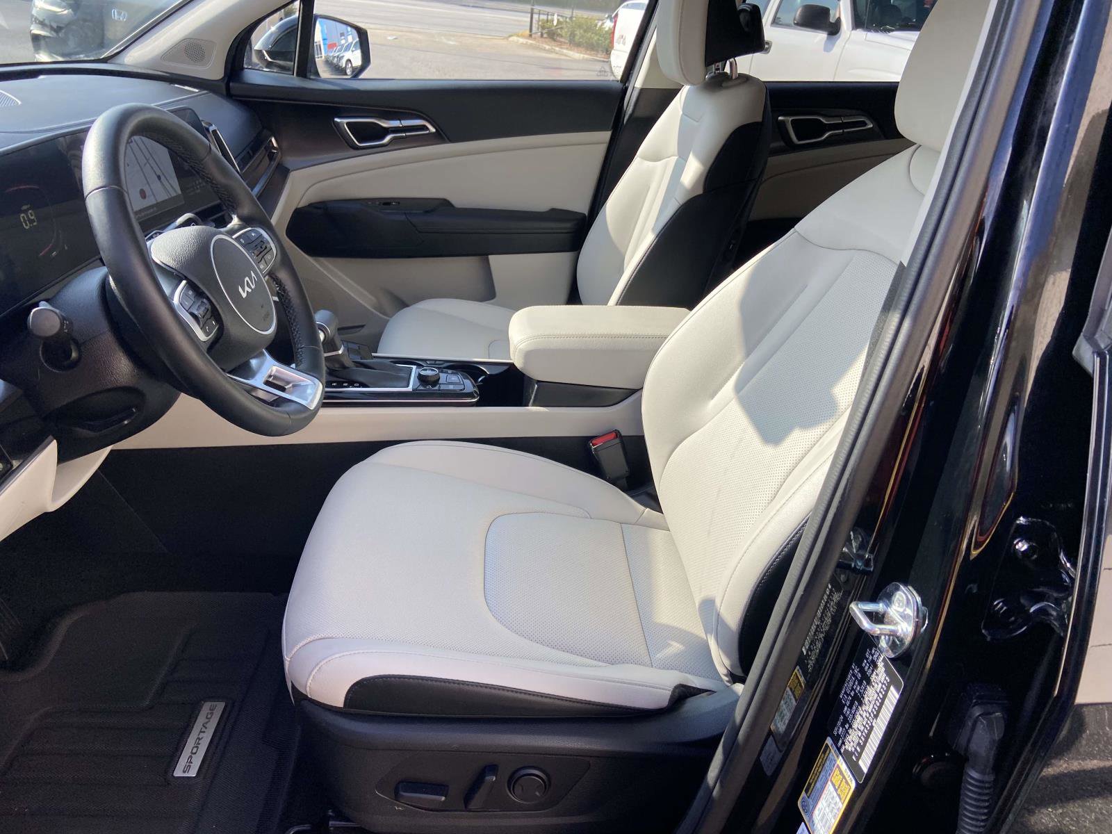 Used 2025 Kia Sportage EX image 11