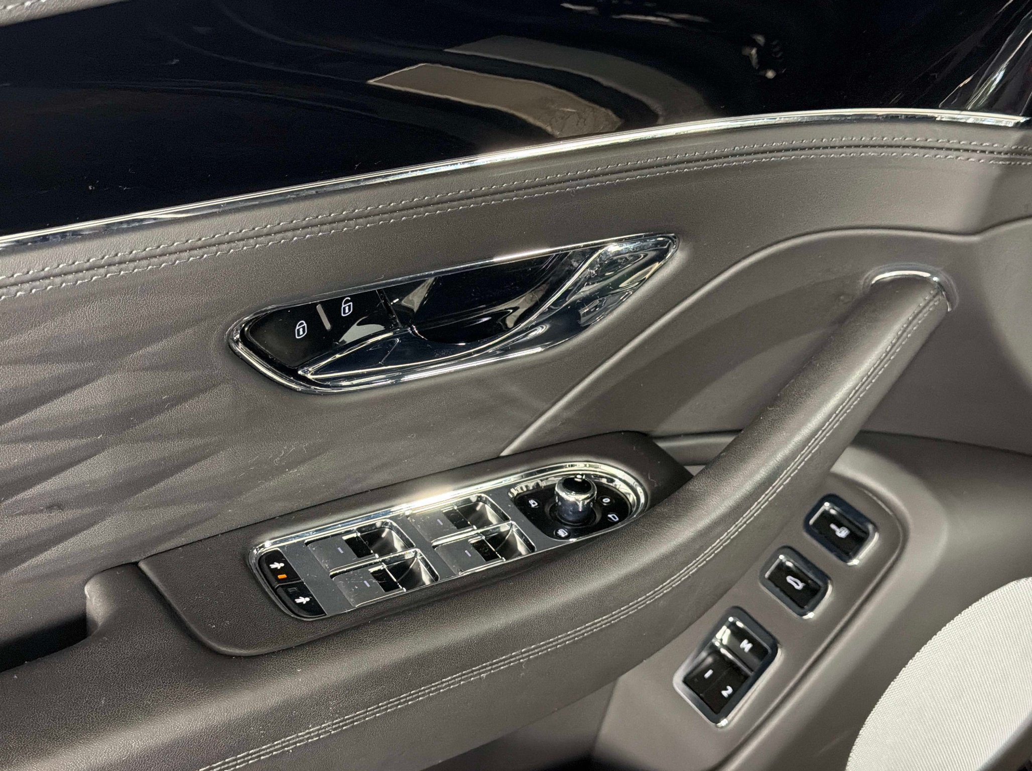 Used 2022 Bentley Flying Spur Plug-In Hybrid AWD/4WD image 36