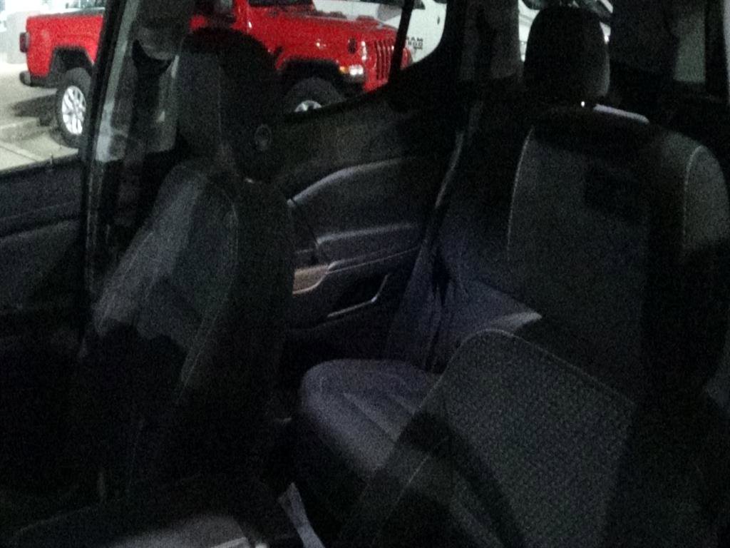 Used 2023 GMC Acadia SLE FWD image 17
