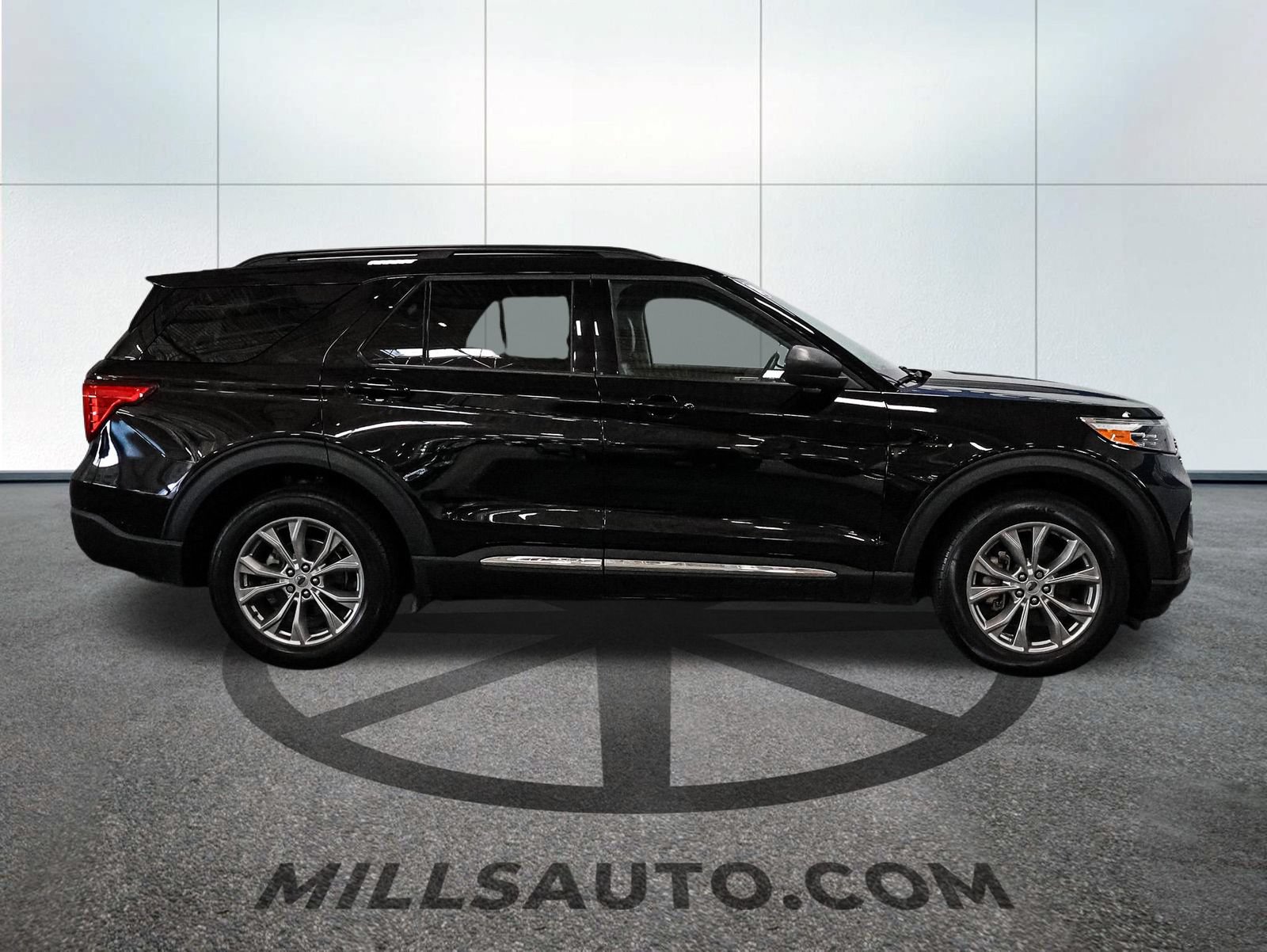 Used 2024 Ford Explorer XLT w/ Equipment Group 202A AWD/4WD image 9
