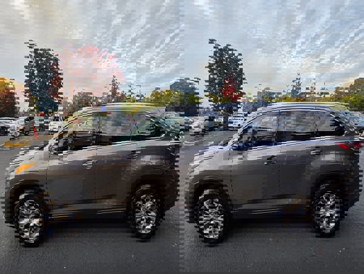 Used 2015 Toyota Highlander XLE image 1