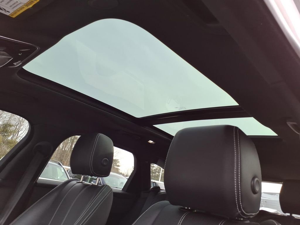 Certified 2022 Land Rover Range Rover Velar R-Dynamic S image 16